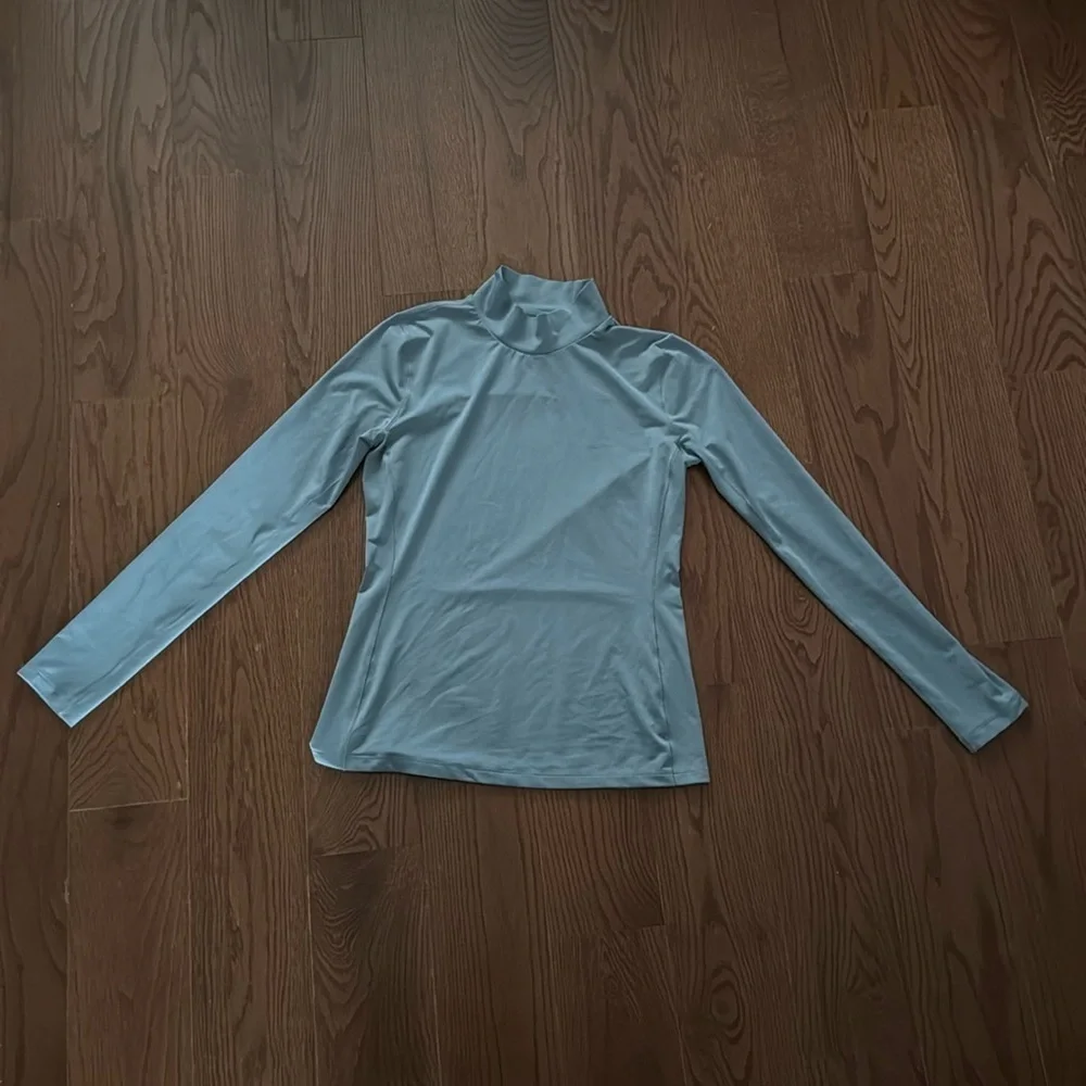 Women's Nike drifit Mock neck light blue Long Sleeve Shirt size small